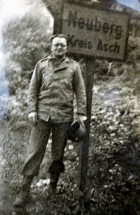 Amerikanischer Soldat beim Ortsschild