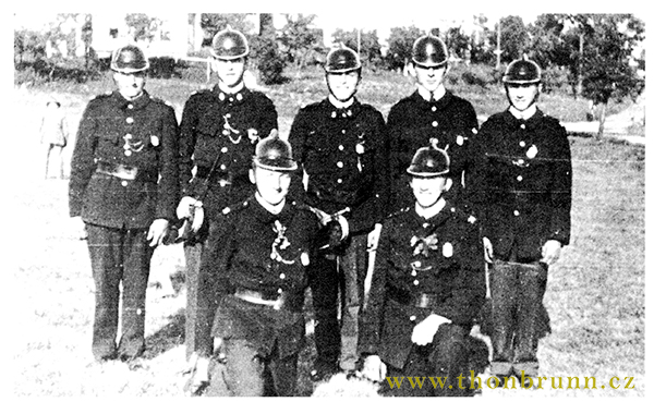 Újezdští dobrovolní hasiči kolem roku 1930